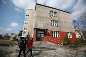 Chętnych do Gimnazjum nr 20 jest wielu, ale metody rekrutacji - niekonwencjonalne (© fot. Arkadiusz Ławrywianiec) Chętnych do Gimnazjum nr 20 jest wielu, ale metody rekrutacji - niekonwencjonalne (© fot. Arkadiusz Ławrywianiec)