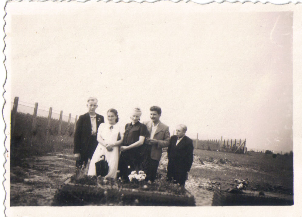 Na cmentarzu w Piotrowicach rok ok 1939-1940