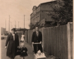 Widok na ulicę Jankego nr 43, w tle stary dworzec kolejowy w Ochojcu i inne kamienice