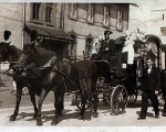 Pogrzeb w Piotrowicach, ok 1940 widok na stary budynek szkoły
