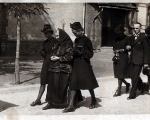 Stary budynek szkoły, rok 1940 kondukt pogrzebowy w Piotrowicach