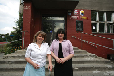 Na zdjęciu są wiceprezes Stowarzyszenia Przyjaciół Gimnazjum nr 20 – Anna Limanowska oraz prezes Ewa Łuczak (© Arkadiusz Ławrywaniec)