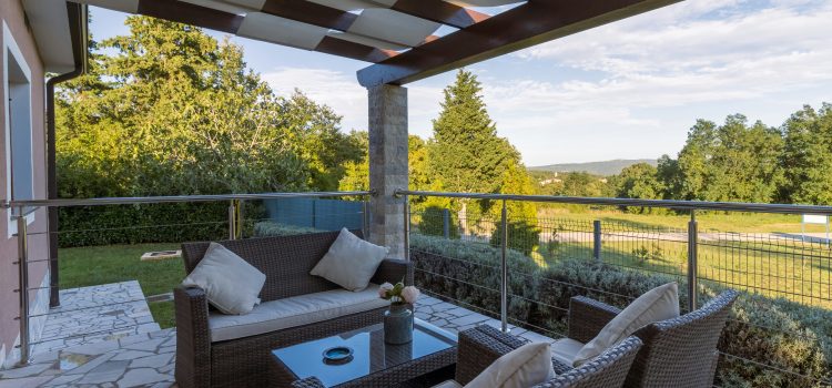 Czy zadaszenie tarasu z drewna to dobry pomysł? Kto jest specjalistą od zadaszeń drewnianych na Śląsku?